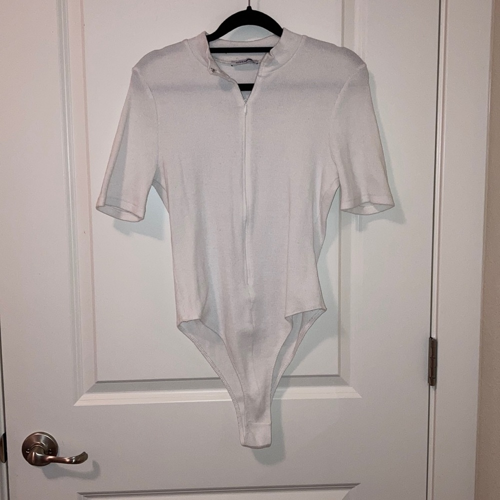♦️Fashion Nova White Zip-up Bodysuit
